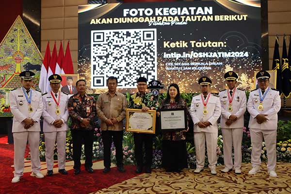 Pj. Wali Kota Batu bersama Camat dan Lurah penerima penghargaan Anubhawa Sasana Desa. (Seru co.id/dik) - Penghargaan Anubhawa Sasana Desa, Apresiasi Kemenkumham RI bagi Desa Sadar Hukum