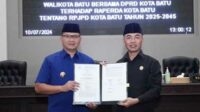 Pj. Wali Kota Batu dan Ketua DPRD Batu menunjukkan Berita Acara Kesepakatan RPJMD Kota Batu 2025-2045. (ist) - Pj. Aries dan Ketua DPRD Batu Teken Kesepakatan RPJPD Kota Batu Tahun 2025-2045