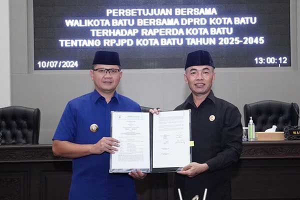 Pj. Wali Kota Batu dan Ketua DPRD Batu menunjukkan Berita Acara Kesepakatan RPJMD Kota Batu 2025-2045. (ist) - Pj. Aries dan Ketua DPRD Batu Teken Kesepakatan RPJPD Kota Batu Tahun 2025-2045