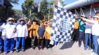 Pj. Wali Kota Batu saat melepas peserta Jalan Sehat HUT ke-62 PWRI 2024 Kota Batu. (ist) - Pj Wali Kota Batu Ikuti Jalan Sehat HUT PWRI ke 62 Tahun 2024