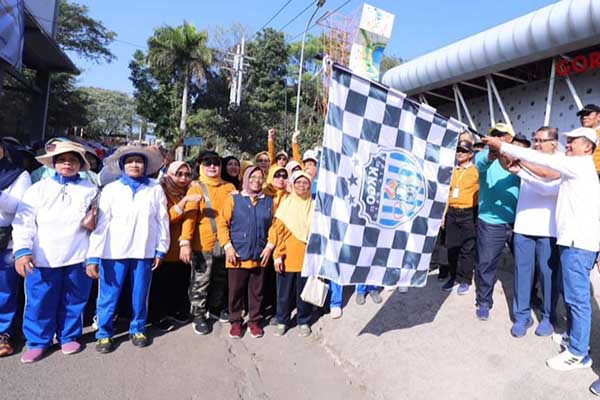 Pj. Wali Kota Batu saat melepas peserta Jalan Sehat HUT ke-62 PWRI 2024 Kota Batu. (ist) - Pj Wali Kota Batu Ikuti Jalan Sehat HUT PWRI ke 62 Tahun 2024