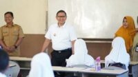 Pj. Wali Kota Batu sekaligus Kadindik Provinsi Jatim meninjau pelaksanaan kegiatan MPLS di SMP dan SMA di Kota Batu. (ist) - Pj Aries Tinjau MPLS di Batu dan Beri Pesan Khusus pada Siswa Baru