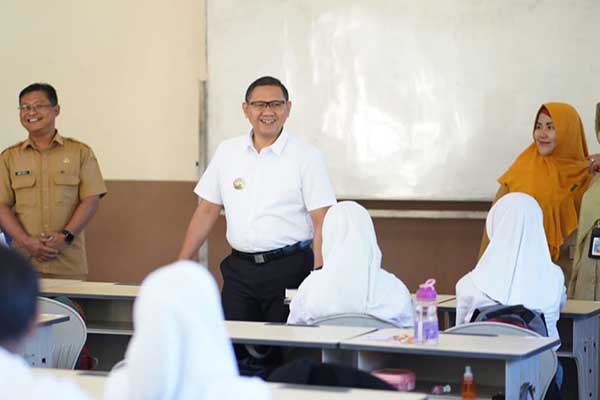 Pj. Wali Kota Batu sekaligus Kadindik Provinsi Jatim meninjau pelaksanaan kegiatan MPLS di SMP dan SMA di Kota Batu. (ist) - Pj Aries Tinjau MPLS di Batu dan Beri Pesan Khusus pada Siswa Baru