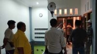 Polisi saat melakukan olah TKP. (Seru.co.id/amb) - Pria di Jember Tewas Usai Jatuh dari Lantai Dua Sebuah Ruko