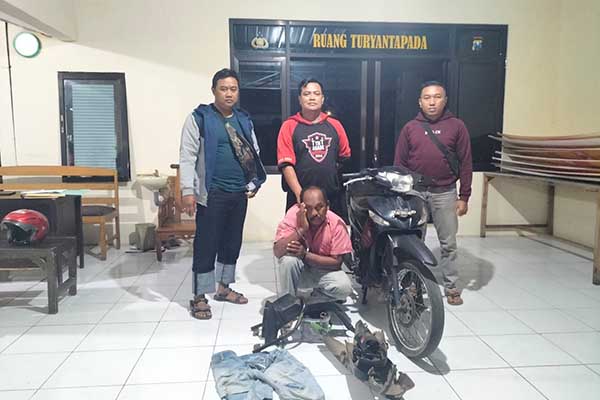 Polisi seusai melakukan penangkapan kepada pelaku. (ist) - Baru Keluar dari Rutan, Seorang Residivis Kembali Curi Ranmor di Area Persawahan