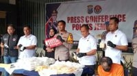 Polres Jember saat rilis ungkap kasus kepemilikan narkotika dan obat terlarang. (SERU.co.id/amb) - Polres Jember Tetapkan Delapan Orang Tersangka Kasus Narkoba, Salah Satunya Ibu-ibu