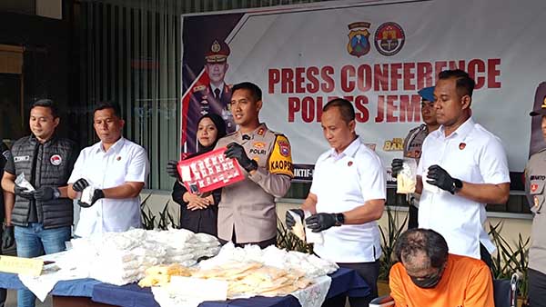 Polres Jember saat rilis ungkap kasus kepemilikan narkotika dan obat terlarang. (SERU.co.id/amb) - Polres Jember Tetapkan Delapan Orang Tersangka Kasus Narkoba, Salah Satunya Ibu-ibu
