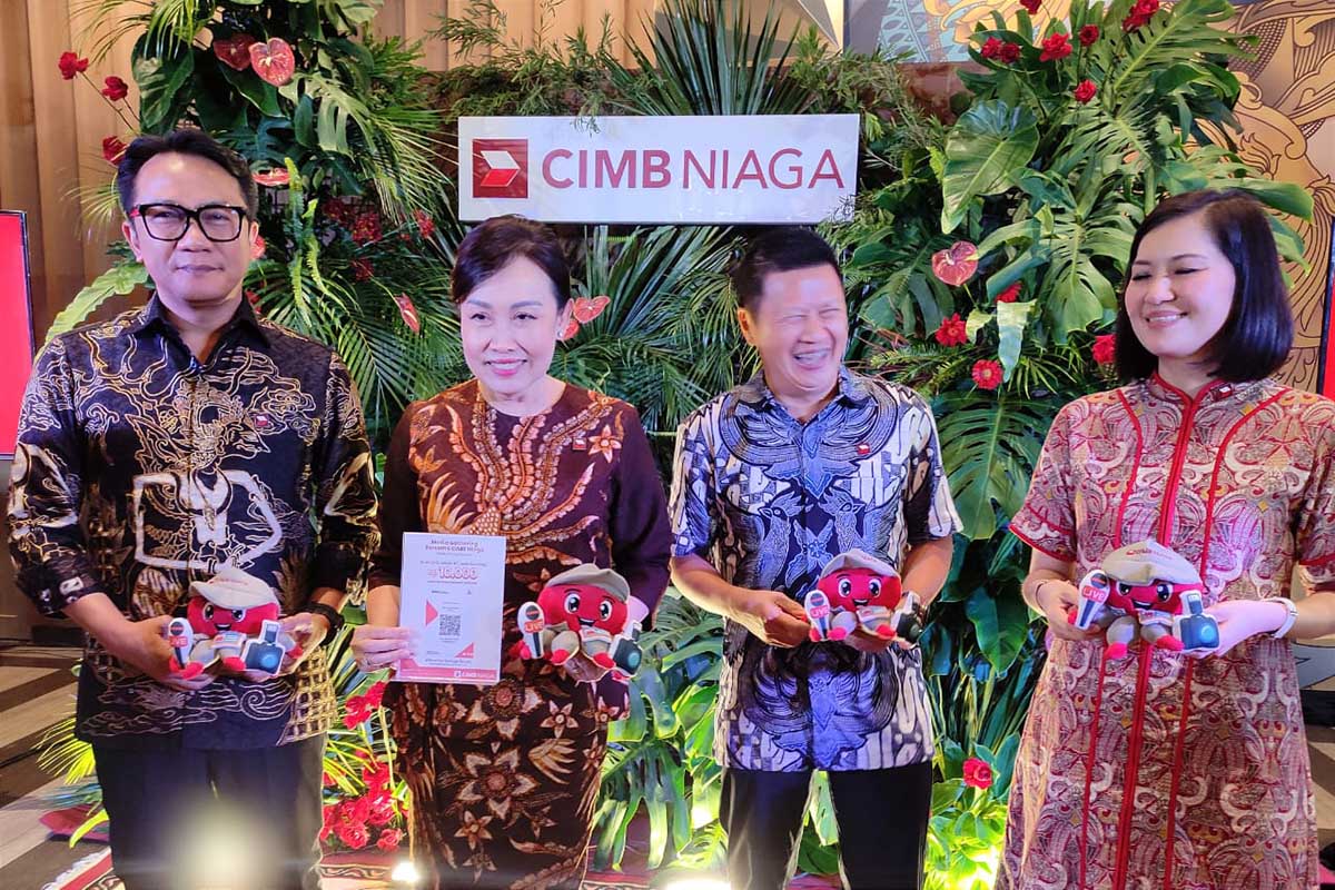 Presiden Direktur CIMB Niaga Lani Darmawan (kedua kiri), didampingi Chief of Network and Digital Banking CIMB Niaga Budiman Tanjung (kedua kanan), Head of Region Jawa Timur CIMB Niaga Rhena Octaria (kanan), dan Presiden Direktur CIMB Niaga Finance (CNAF) Ristiawan Suherman (kiri). (rhd) - CIMB Niaga Targetkan Peningkatan Nasabah Komunitas Seiring Pertumbuhan Ekonomi Daerah - Optimalkan Layanan Digital, CIMB Niaga Targetkan Peningkatan Nasabah Komunitas Seiring Pertumbuhan Ekonomi Daerah