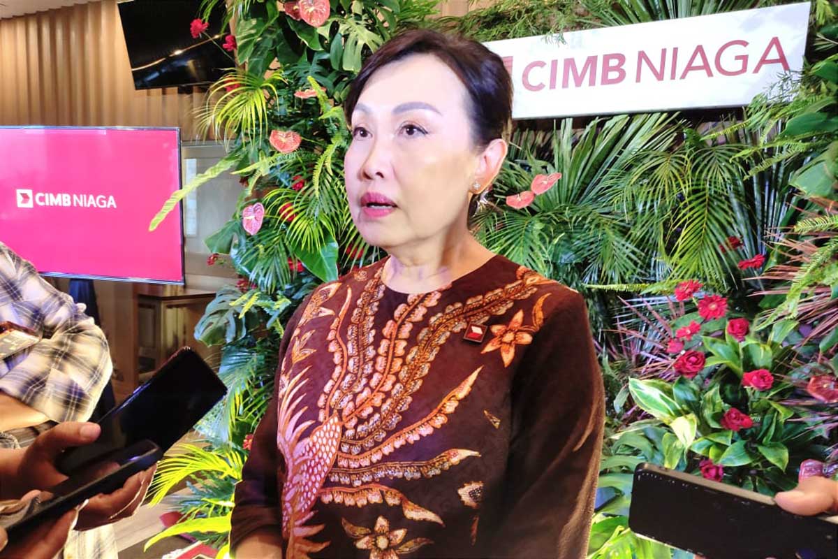 Presiden Direktur CIMB, Niaga Lani Darmawan, menjawab pertanyaan awak media. (rhd) - CIMB Niaga Targetkan Peningkatan Nasabah Komunitas Seiring Pertumbuhan Ekonomi Daerah - Optimalkan Layanan Digital, CIMB Niaga Targetkan Peningkatan Nasabah Komunitas Seiring Pertumbuhan Ekonomi Daerah