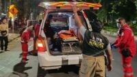 Proses evakuasi korban kecelakaan lalu lintas di Jalan Veteran. (ist) - Mengebut dan Tak Kenakan Helm, Seorang Pemuda Tewas Usai Laka Tunggal di Jalan Veteran
