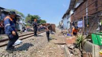 Proses kegiatan sterilisasi jalur KA lintas Stasiun Malang-Stasiun Blimbing. (ist) - PT KAI Daop 8 Surabaya Lakukan Sterilisasi Jalur Kereta