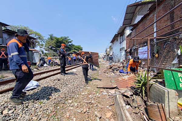 Proses kegiatan sterilisasi jalur KA lintas Stasiun Malang-Stasiun Blimbing. (ist) - PT KAI Daop 8 Surabaya Lakukan Sterilisasi Jalur Kereta