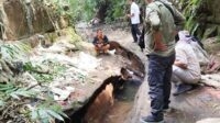 Proses pemantauan aliran Sungai Kedungpendaringan yang berubah menjadi merah. (ist) - Polisi dan DLH Kabupaten Malang Periksa Aliran Sungai Berwarna Merah di Tumpang