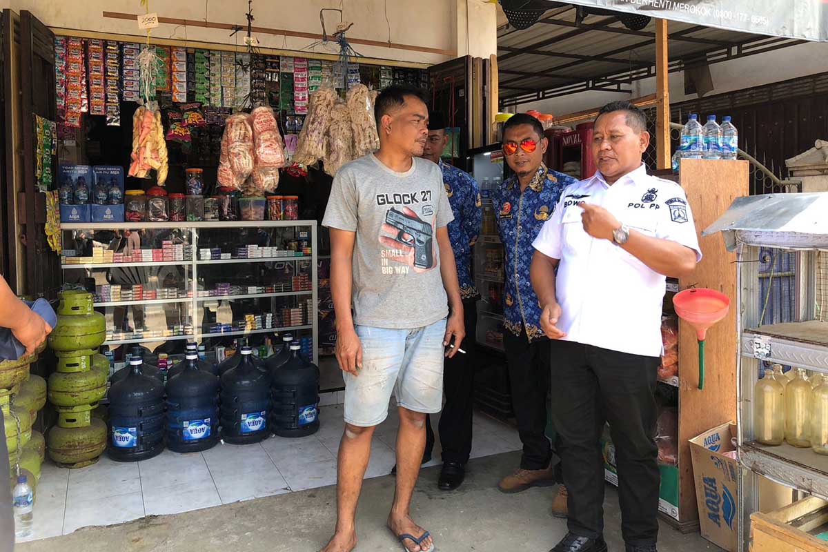 Proses sosialisasi kepada penjual rokok. (wul) - Kecamatan Tumpang dan Poncokusumo, Jadi Sasaran Sosialisasi Gempur Rokok Ilegal