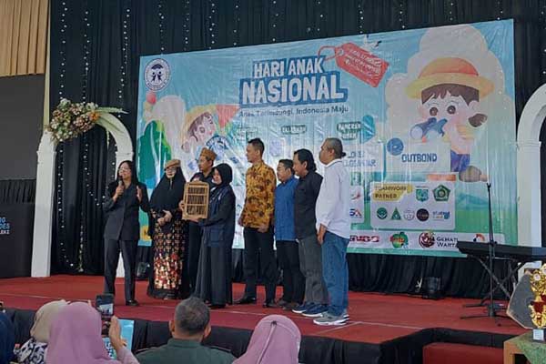 Prosesi pelepasan burung sebagai simbol kemerdekaan hak-hak anak, dalam peringatan HAN 2024 di Batu. (ist) - Peringatan Hari Anak Nasional 2024 di Kota Batu Bertekad Wujudkan Anak Terlindungi