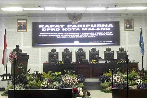 Rapat paripurna penyampaian pendapat fraksi terhadap rancangan KUA-PPAS 2024. (afi) - Pj Wali Kota Malang Siap Tindaklanjuti Pendapat Fraksi Terhadap Rancangan KUA-PPAS 2024