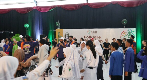 Ratusan Pelajar Bojonegoro Antusias Belajar Tari Tradisional 8 Negara