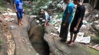 Saat masyarakat melihat sumber air yang menjadi merah. (wul) - Warga Geger, Air di Sungai Kidal Berwarna Merah