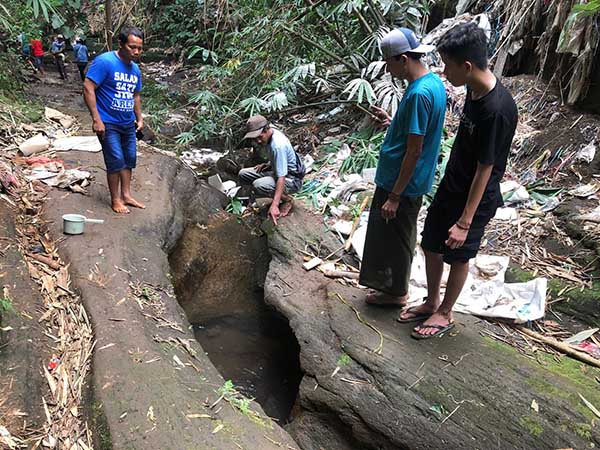 Saat masyarakat melihat sumber air yang menjadi merah. (wul) - Warga Geger, Air di Sungai Kidal Berwarna Merah