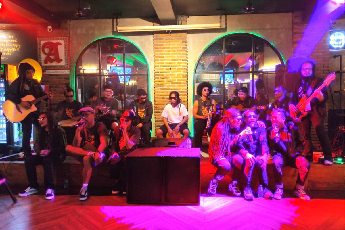 Salah satu penampilan musisi reggae terbaik Indonesia pengisi tur Island Vibes Reggae Party. (rhd) - Tur Island Vibes Reggae Party Singgah di Stadion Kanjuruhan Malang