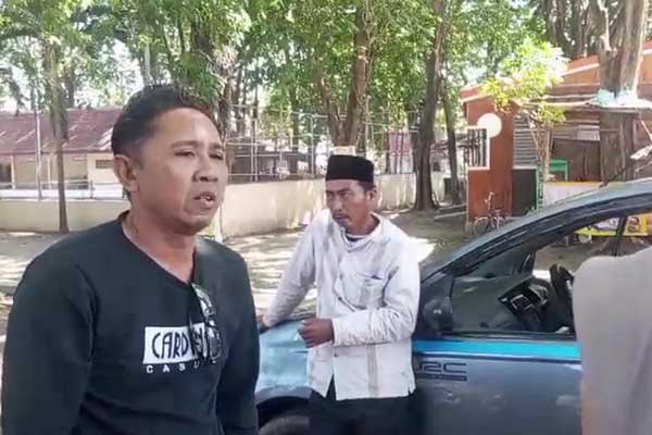 Salah satu warga, Abdul Rifai yang mengadukan pemilik kios pupuk ke DPRD. (Seru co.id/aza) - Oknum Pemilik Kios Pupuk Diduga Jual Diatas HET, Warga Sopet Mengadu ke DPRD
