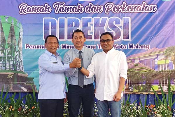 Salam kompak ketiga Dirut Perumda, bentuk komitmen kuat sinergi terbaik. (rhd) - Perumda Tugu Tirta Gandeng Tirta Kanjuruhan dan Among Tirto, Komitmen Kuat Sinergi Terbaik