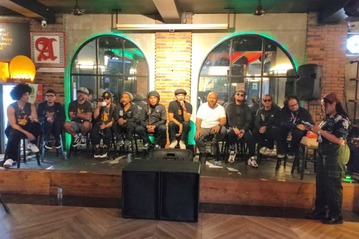 Sejumlah musisi pengisi album dan tur Island Vibes Reggae Party saat preskon. (rhd) - Tur Island Vibes Reggae Party Singgah di Stadion Kanjuruhan Malang