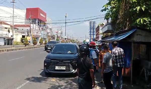 Situasi beberapa saat pasca kecelakaan. (Seru.co.id/amb) - Pria di Jember Kecelakaan Usai Terlilit Kabel, Tuding Petugas PLN Lalai hingga Lapor Polisi