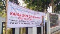 Spanduk yang dipasang anggota FWB di depan pintu gerbang TMP Suropati. (Seru.co.id/dik) - Forum Warga Batu Tuntut Pemindahan Makam Eddy Rumpoko Sebelum Peringatan 17 Agustus