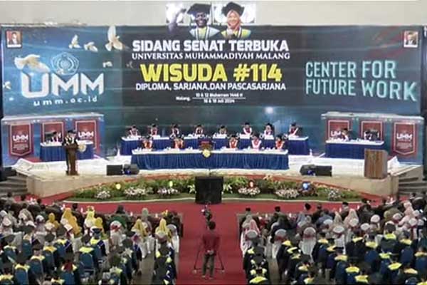 Suasana wisuda Universitas Muhammadiyah Malang ke-114 di Dome UMM. (rhd) - Diktilitbang PP Muhammadiyah Apresiasi CoE UMM Menjawab Tantangan Masa Depan