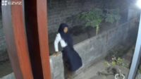 Tangkapan layar diduga maling CD sedang melakukan aksinya di rumah warga. (ist) - Heboh, Rekaman CCTV Maling CD Nyamar Jadi Wanita Berpakaian Seragam SMP di Jember