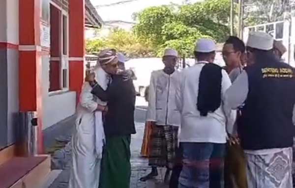Tangkapan layar video viral bebasnya Fahim Mawardi di Lapas Jember. (ist) - Viral Video Fahim Mawardi Terpidana Kasus Pencabulan di Jember Bebas
