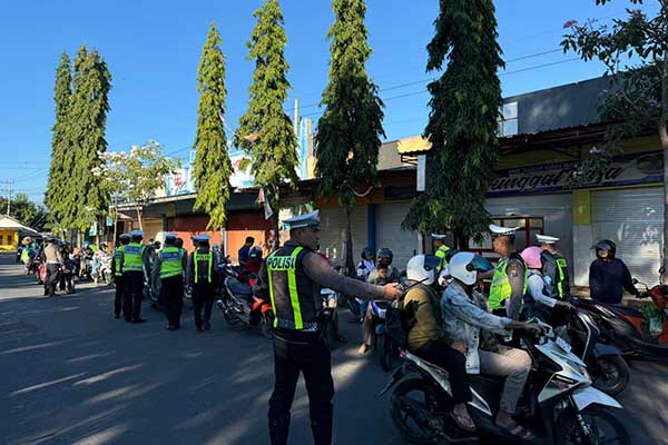 Tercatat ada 62 pelanggar yang dikenai sanksi berupa Tilang, Selasa (16/7/2024). (Seru.co.id/aza) - Hari Kedua Operasi Patuh Semeru 2024, Polisi Tilang Puluhan Pemotor di Situbondo