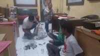 Terduga pelaku Curat di Jember saat diamankan polisi. (ist) - Dua Orang Pencari Barang Rosok Diringkus Polisi Usai Kedapatan Bobol Rumah Kosong