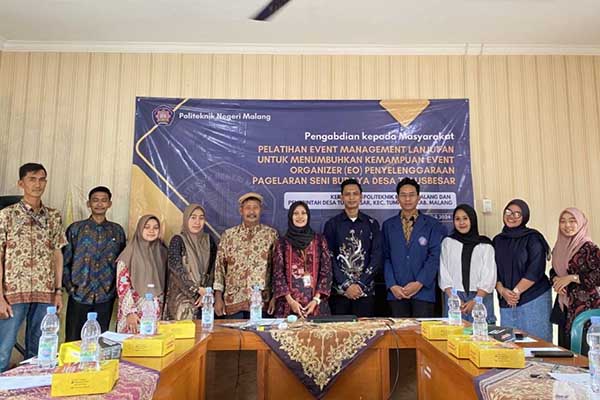 Tim PKM Polinema memberikan pelatihan Manajemen Event Organizer Lanjutan di Desa Tulusbesar. (ist) - Polinema Berikan Pelatihan Manajemen Event Organizer Lanjutan Bagi Warga Desa Tulusbesar
