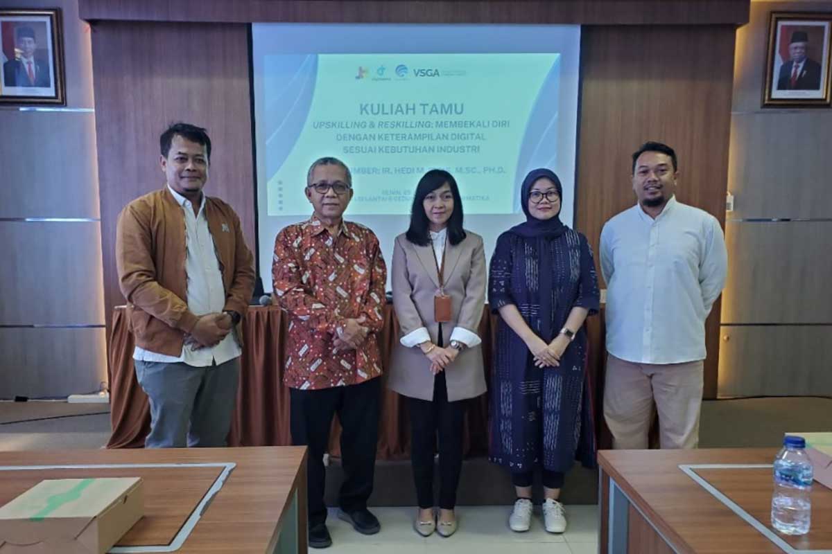 Wadir 4 Polinema bersama narasumber program DTS VSGA. (ist) - Jurusan Teknologi Informasi Polinema Buka Program DTS VSGA