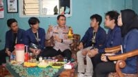 Wakapolres Batu berbincang dengan Mahasiswa KKN dari IPB. (ist) - Mahasiswa KKN IPB Apresiasi Kegiatan Apel Jumat Curhat Polres Batu