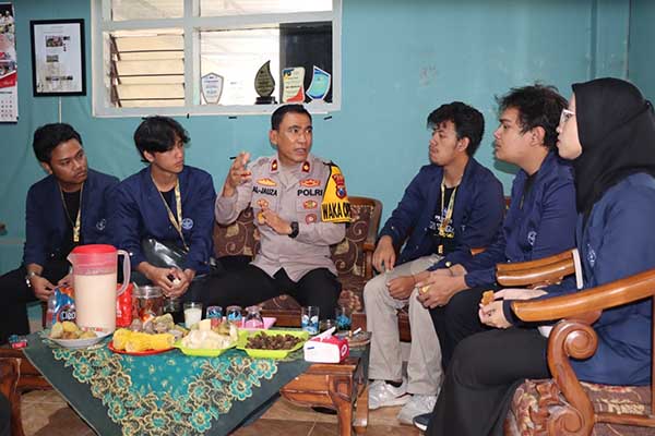 Wakapolres Batu berbincang dengan Mahasiswa KKN dari IPB. (ist) - Mahasiswa KKN IPB Apresiasi Kegiatan Apel Jumat Curhat Polres Batu