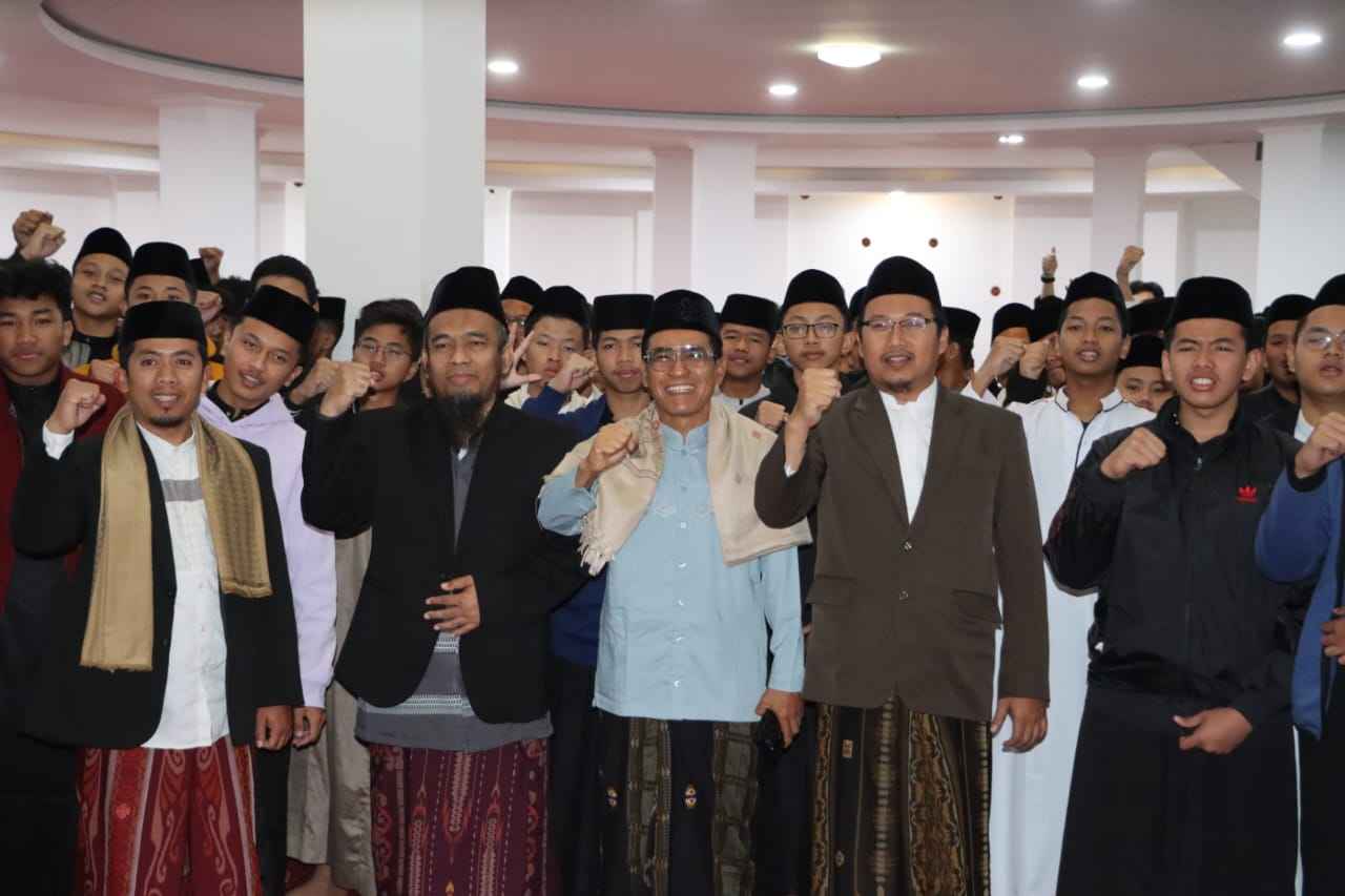 Polres Batu Tingkatkan Kedekatan Dengan Lingkungan Pendidikan dengan Shalat Subuh Berjamaah