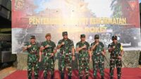 Wakasad Tinjau Latbakjatratnis dan Penyematan Brivet Kehormatan