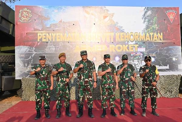 Wakasad Tinjau Latbakjatratnis dan Penyematan Brivet Kehormatan