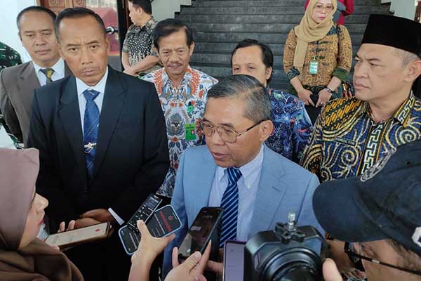Wamena LHK, Alue Dohong MSc PhD, menjawab pertanyaan awak media. (rhd) - Wamen LHK Apresiasi UMM Cetak SDM Peduli Lingkungan dan Ciptakan PLTMH