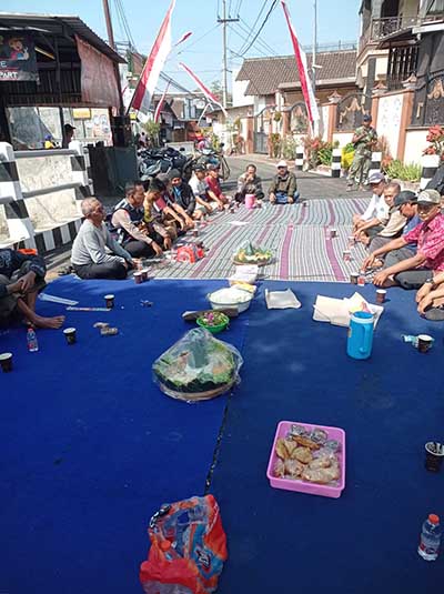 Warga Landungsari menggelar selamatan tumpengan atas selesainya jembatan Tirtotaruno. (ist) - Jembatan Tirto Taruno Rampung Diperbaiki, Diharapkan Perputaran Ekonomi Semakin Pesat