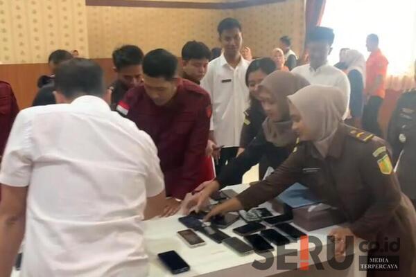 Cegah Judi Online dan Narkoba, Kajari Situbondo Periksa Handphone dan Tes Urine Puluhan Jaksa dan Pegawai
