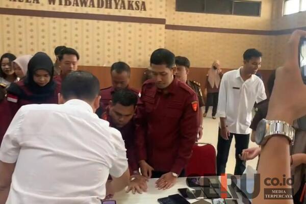 Cegah Judi Online dan Narkoba, Kajari Situbondo Periksa Handphone dan Tes Urine Puluhan Jaksa dan Pegawai