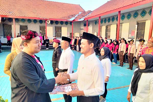 266 Napi Rutan Situbondo, mendapat remisi di Hari Ulang Tahun ke 79 Republik Indonensia. (Seru.co.id/aza) - Ratusan Napi Rutan Situbondo Dapat Remisi di HUT ke 79 RI, Enam Orang Langsung Bebas
