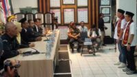 Abah Anton-Dimyati membacakan surat keputusan penerimaan berkas oleh KPU Kota Malang. (rhd) - Sah! KPU Kota Malang Nyatakan Berkas Pendaftaran Abah Anton dan Dimyati Diterima - Berkas pendaftaran Paslon HM Anton dan Dimyati Ayatullah diterima KPU Kota Malang. (rhd)