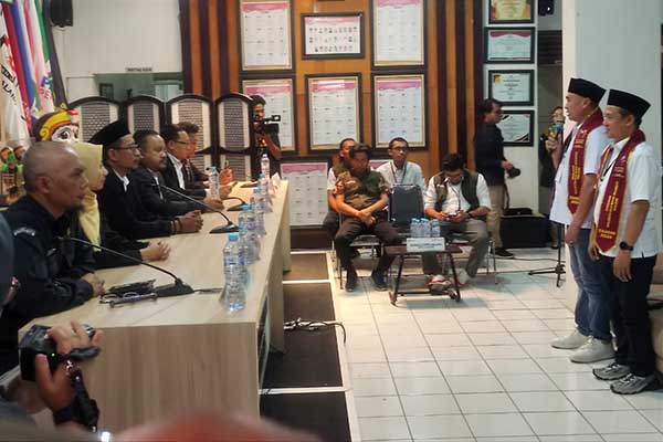 Abah Anton-Dimyati membacakan surat keputusan penerimaan berkas oleh KPU Kota Malang. (rhd) - Sah! KPU Kota Malang Nyatakan Berkas Pendaftaran Abah Anton dan Dimyati Diterima - Berkas pendaftaran Paslon HM Anton dan Dimyati Ayatullah diterima KPU Kota Malang. (rhd)