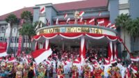 Aksi Bagi Sepeda dan Flashmob di Upacara Penurunan Bendera Merah Putih di Kota Batu