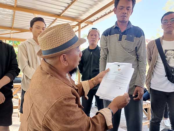 Alfian Marsuto saat dimintai keterangan. (Seru.co.id/udi) - Pengusaha Rokok di Pamekasan Sebut Ada Permainan Pita Cukai Oknum BC Diluar Pemilik Pabrik Rokok